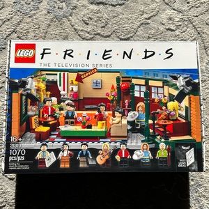 NIB lego friends central perk 21319